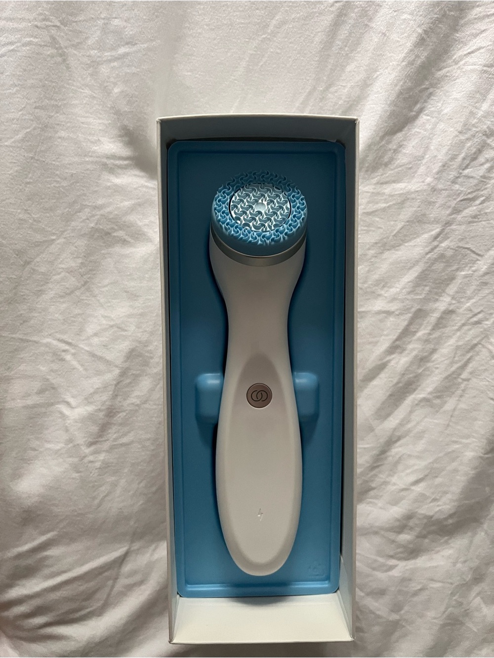 NUSKIN LUMI -Electric Facial Cleansing Brush - White & Light Blue